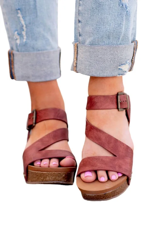 Shock - Absorbing Women's Sandals with a Soft Insole in Black for Active LifestylesWomen's Shayne Wedge In Rust